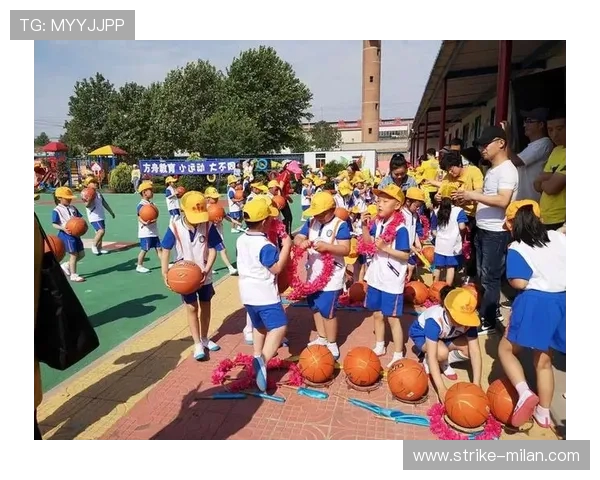 迷你版足球球星可爱化身 展现球场英姿与童真魅力